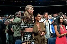 Taylor Swift-Fans zischen Kim Kardashian mit Schlangen-Emojis zu. Hier ist der Grund