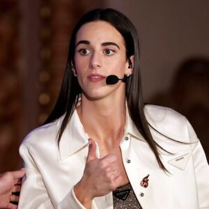Caitlin Clark fails to hide her boredom at WNBA Draft while waiting to be most obvious No. 1 pick ever | Marca